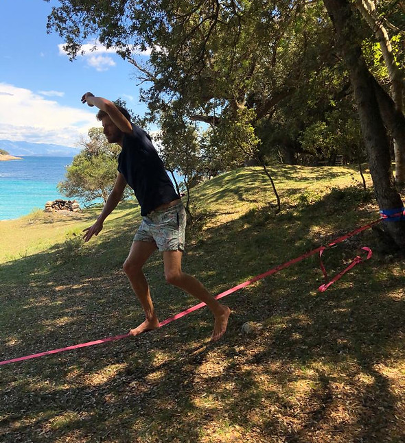 Balance durch Slacklining sei ganz